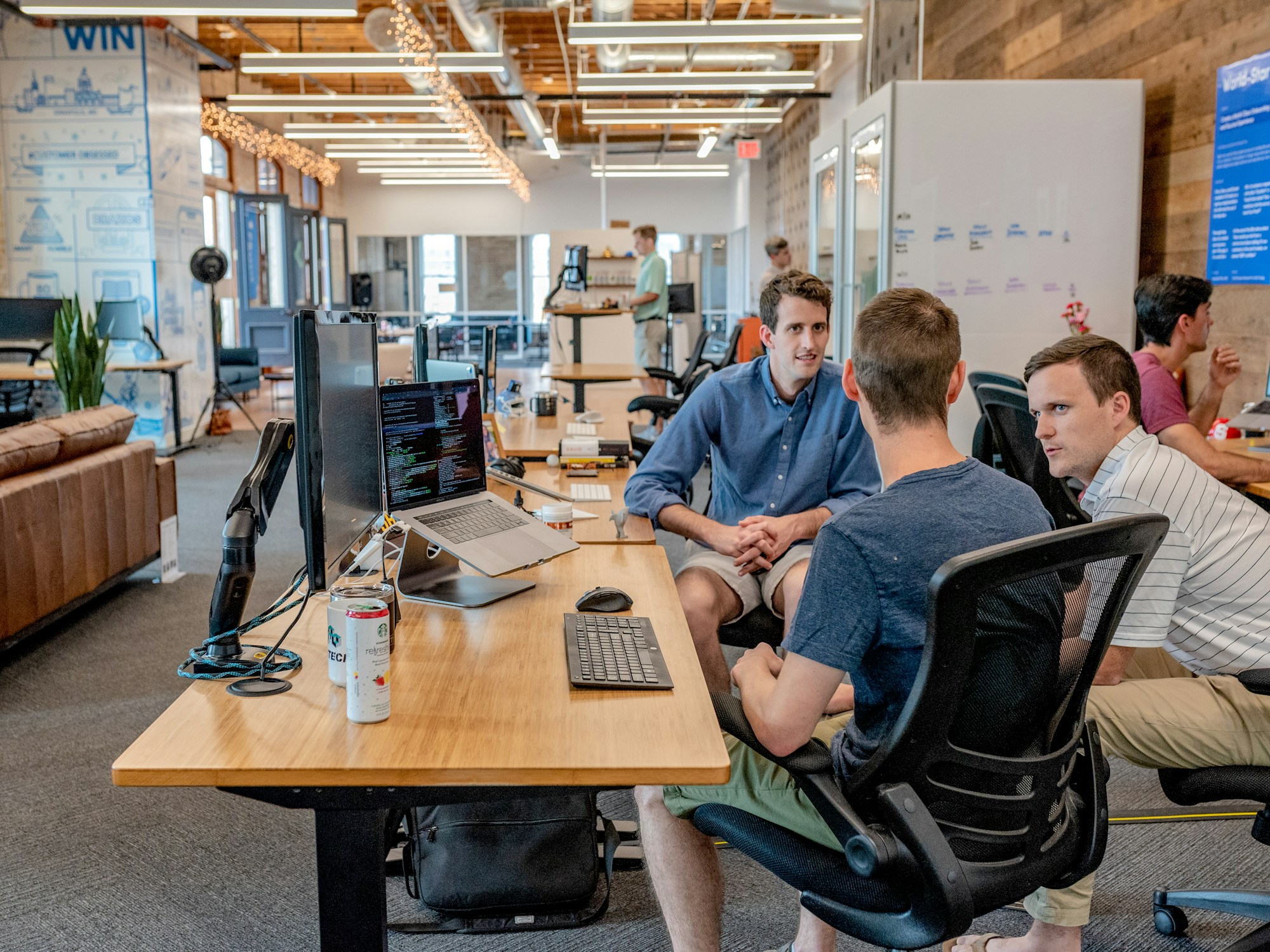 Team werkt samen aan een digitaal project